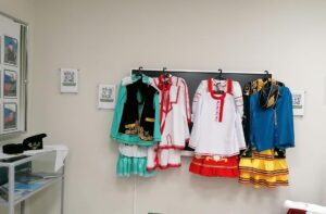 Экскурсия в школьном музее: погружение в мир национальных костюмов